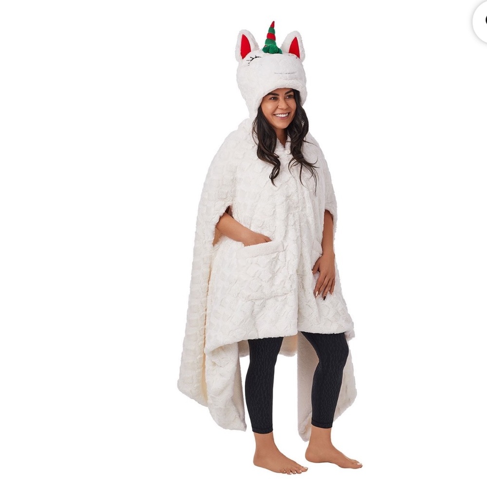 NEW Unicorn Critter Wrap with pockets, hood from Members Mark/Sam’s- GREAT GIFT!